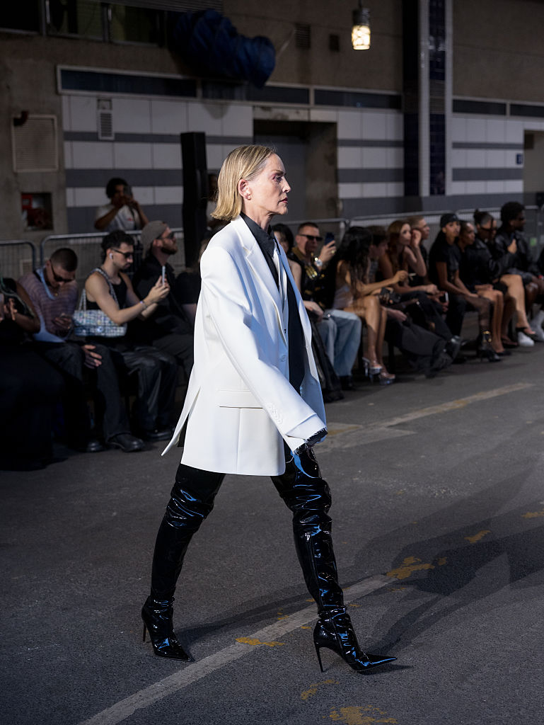 Sharon Stone torna in passerella dopo 30 anni: il grande ritorno alla Parigi Fashion Week