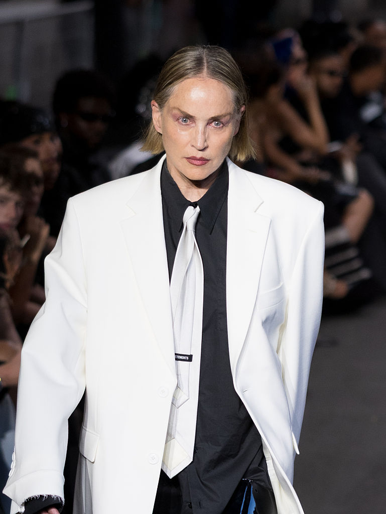 Sharon Stone torna in passerella dopo 30 anni: il grande ritorno alla Parigi Fashion Week