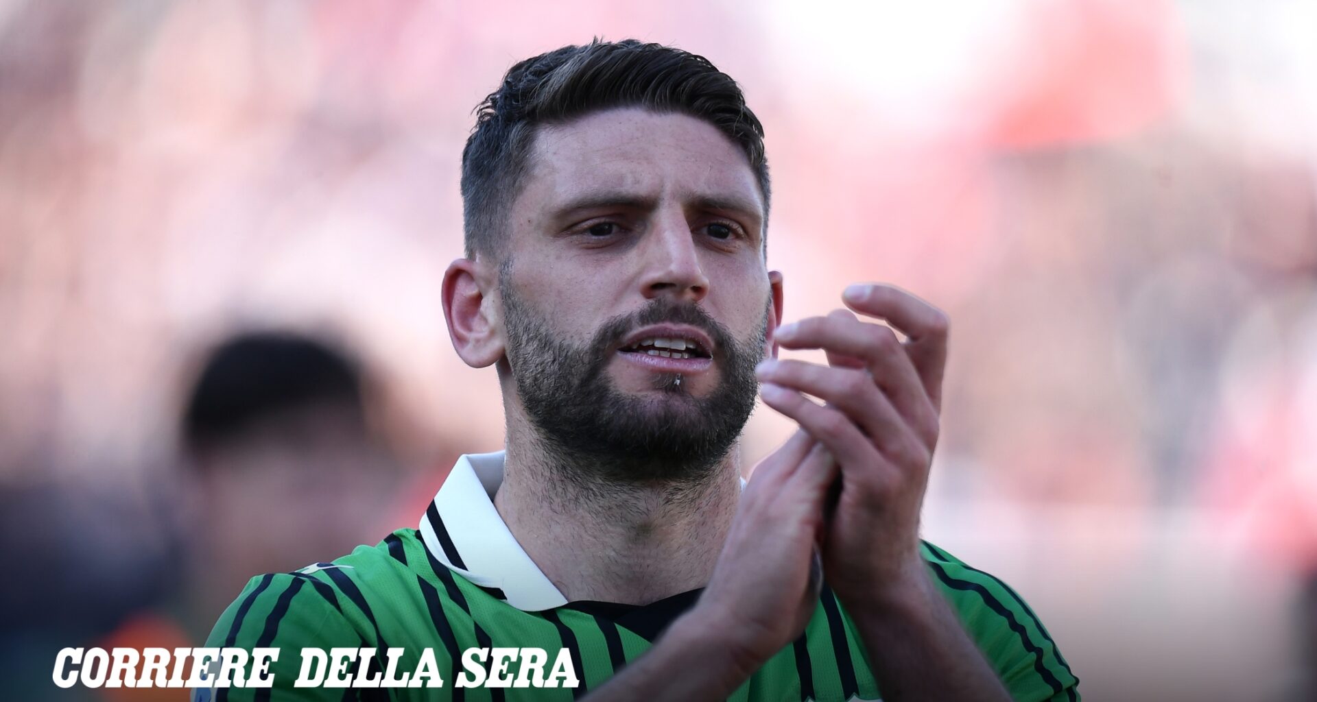 Cade in bici, resta a terra ferito. Domenico Berardi lo aiuta: «Nessuno si era fermato a soccorrerlo»
