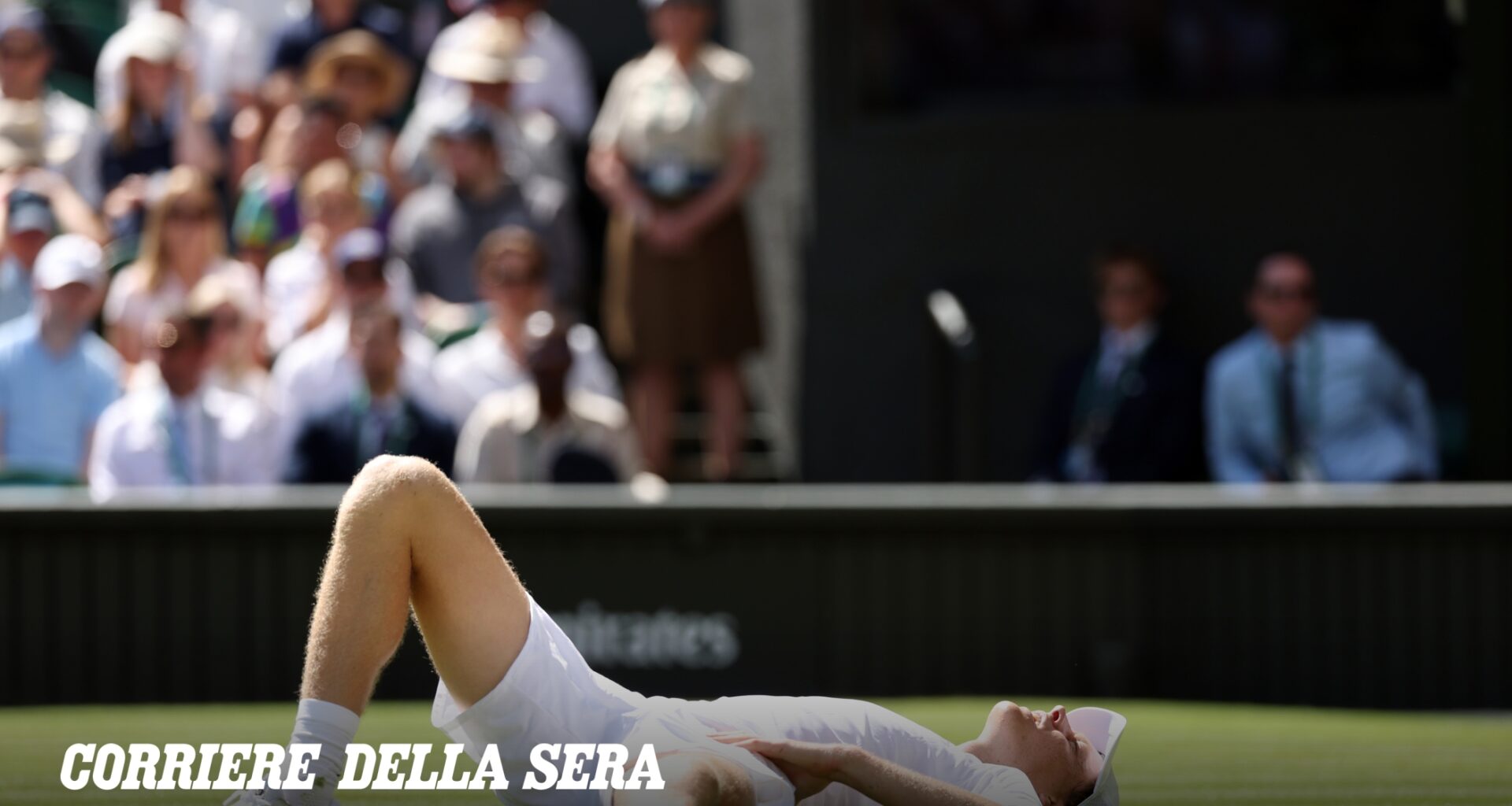Jannik Sinner, caduta a Wimbledon: si storce il ginocchio e c'è sangue sul piede. Cosa è successo e come sta