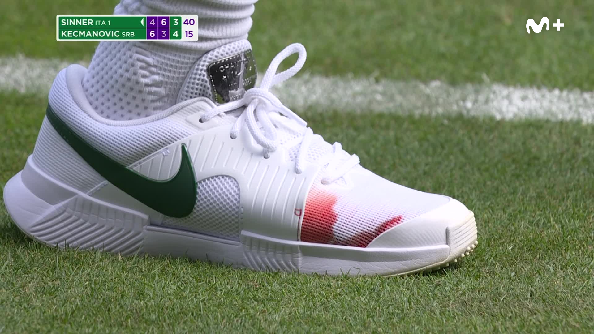Jannik Sinner, caduta a Wimbledon: si storce il ginocchio e c'è sangue sul piede. Cosa è successo e come sta