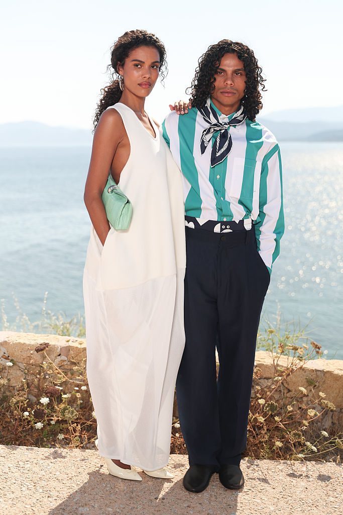 Jacquemus porta la moda in Corsica: tra gli ospiti Alexandra Leclerc, la nonna Liline e Isabelle Huppert