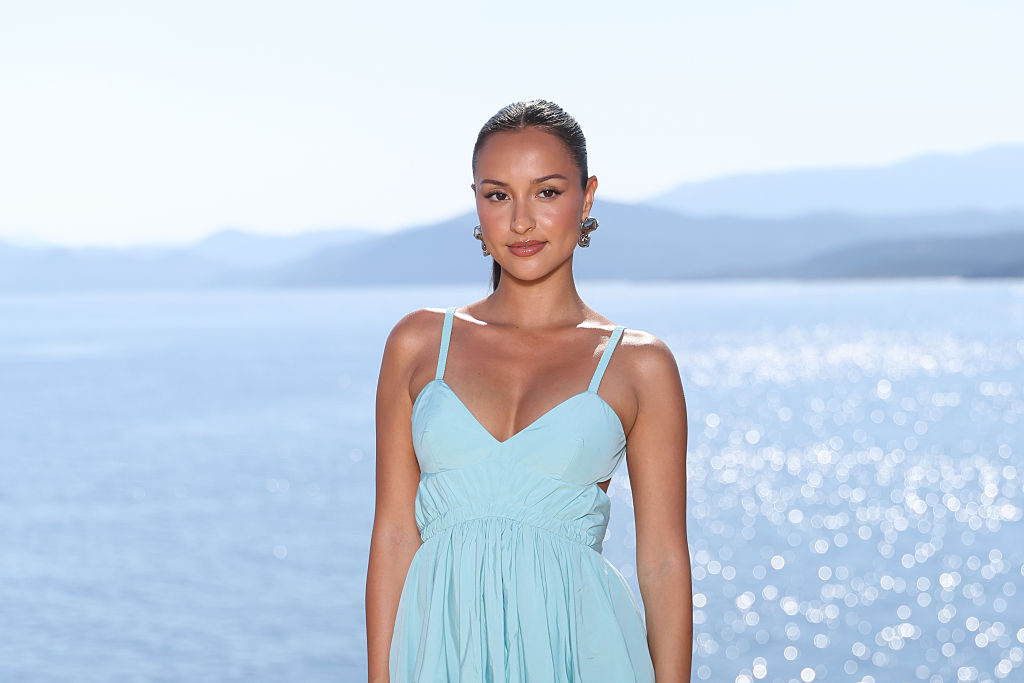 Jacquemus porta la moda in Corsica: tra gli ospiti Alexandra Leclerc, la nonna Liline e Isabelle Huppert
