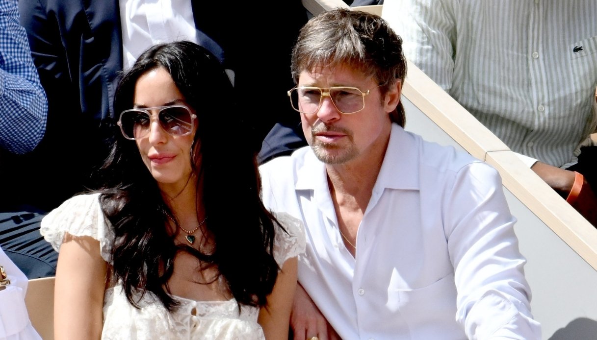 Brad Pitt e Ines de Ramon, tenerezze sugli spalti al Roland Garros 2026