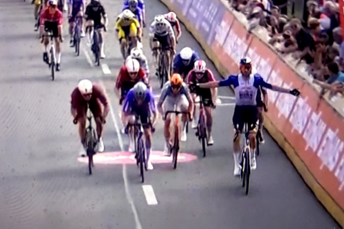 Giro di Vallonia 2026, Jordi Meeus a segno - Arnaud De Lie fora nel finale
