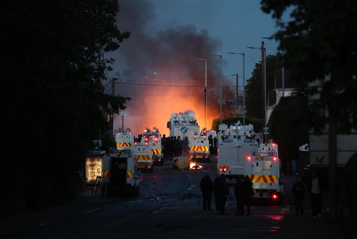 Belfast, seconda notte di proteste anti-migranti: auto e case in fiamme