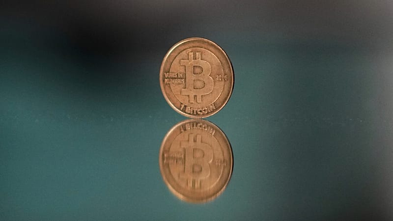 Bitcoin scende a 61.000 dollari: -25% a giugno mentre vendono gli investitori di lungo periodo