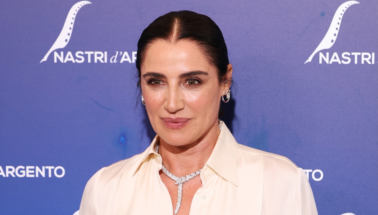 Luisa Ranieri, camicia e gonna per i Nastri d'Argento: il look ispirato a Monica Bellucci