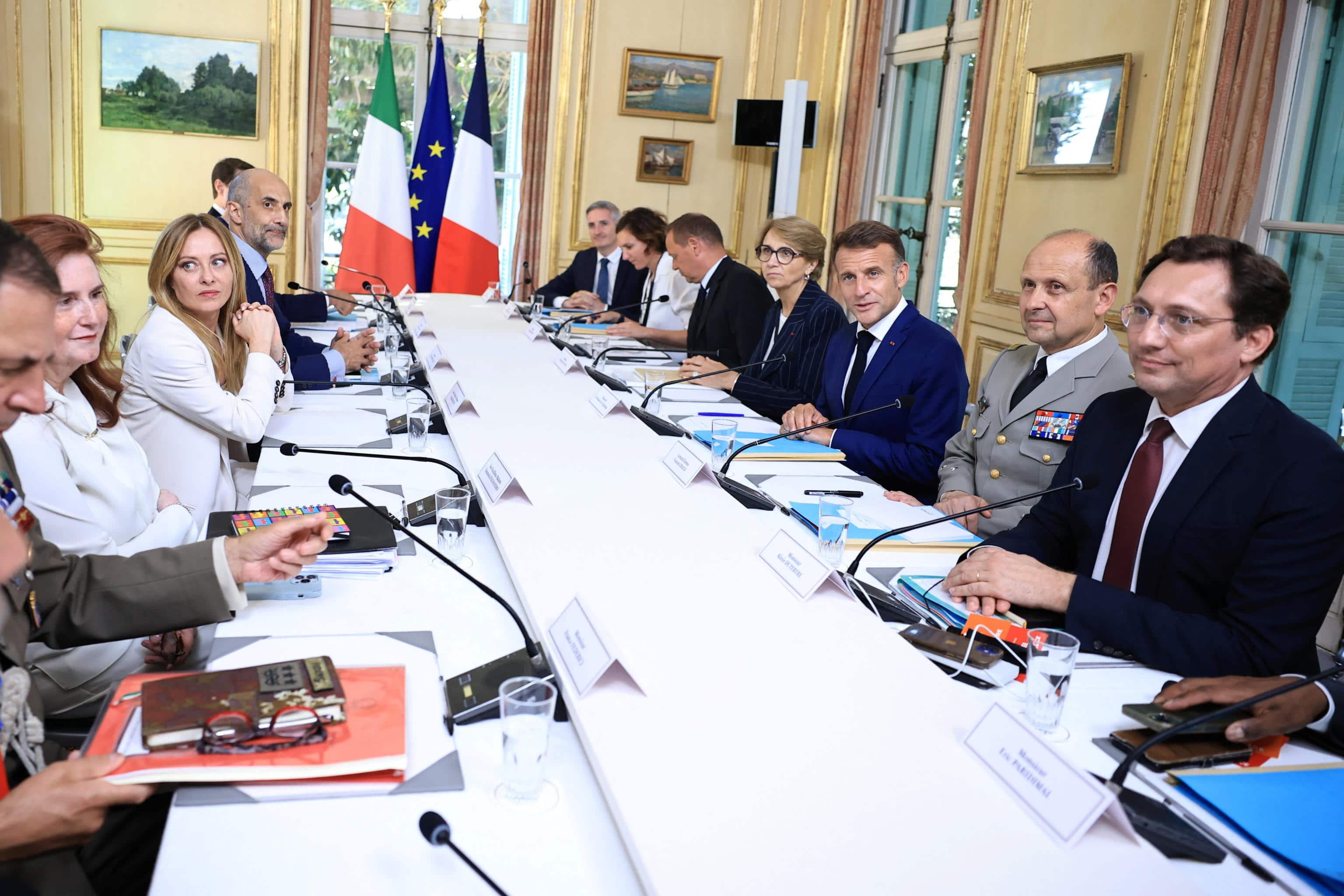 Macron e Meloni con le loro delegazioni, 25 giugno 2026 Macron e Meloni