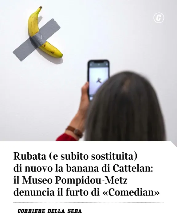 Rubata (e subito sostituita) di nuovo la banana di Cattelan al Museo Pompidou-Metz - YouTube