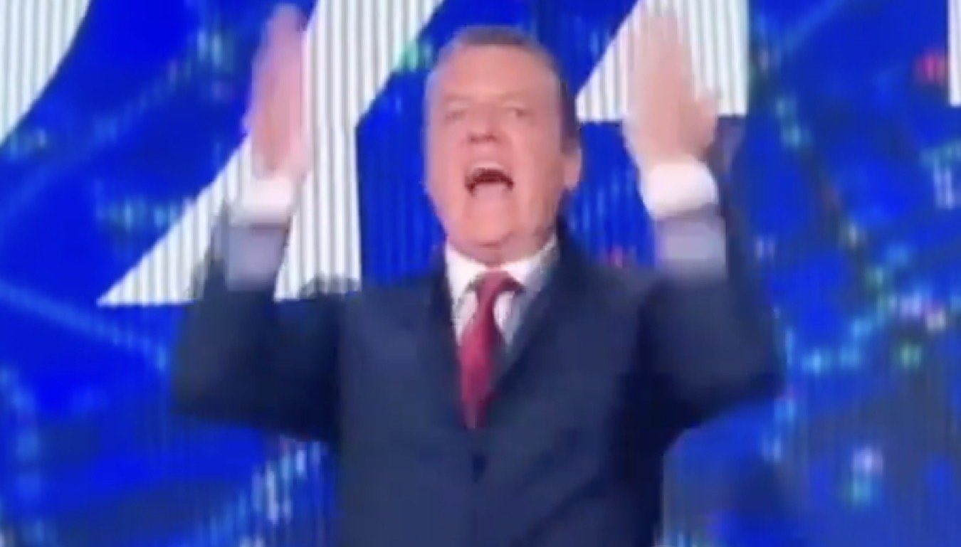 Gestaccio in diretta del conduttore di RaiNews, l'azienda avvia una valutazione - Il video