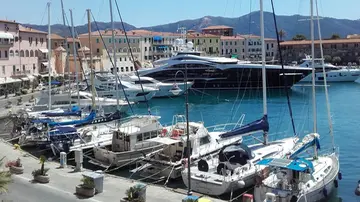 Elba regina dei grandi yacht. Il turismo di lusso fa tappa sull’isola: “Cosa cercano i ricchi? Esperienze vere”