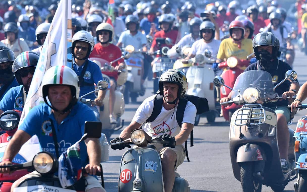 A Roma, sfilata per gli 80 anni della Vespa. In 25mila da 67 Paesi