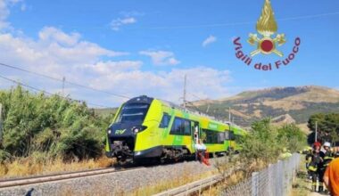 Sicilia, scontro tra treno regionale e furgone: grave turista inglese