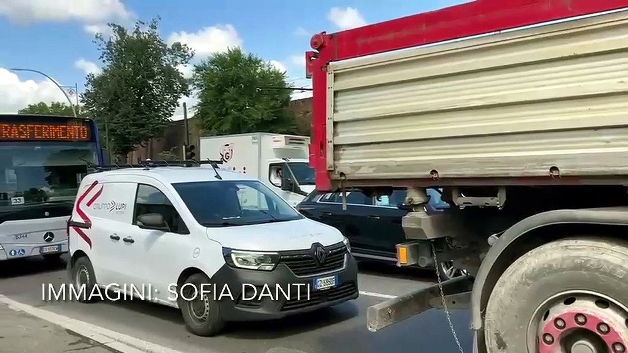 Camminava sulla strada, poi lo schianto mortale. Tragedia sul Ponte all’Indiano: cosa è successo