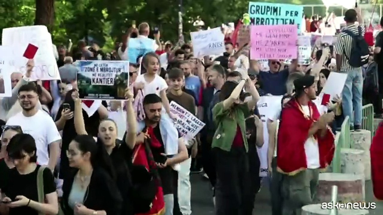 “L’Albania non è in vendita”, anche a Milano sfila la Flamingo Revolution contro il maxi resort di Jared Kushner e Ivanka Trump