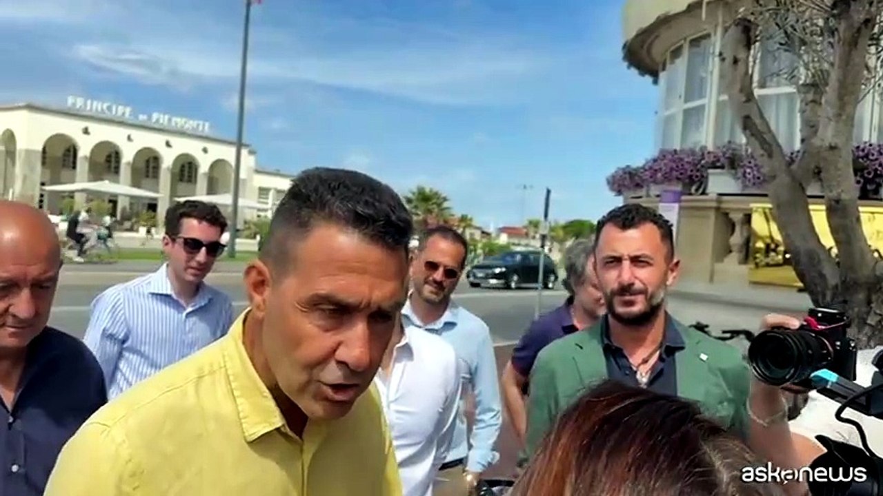 Vannacci-show a Viareggio. “Futuro Nazionale ha 94mila iscritti, non ci ferma più nessuno”