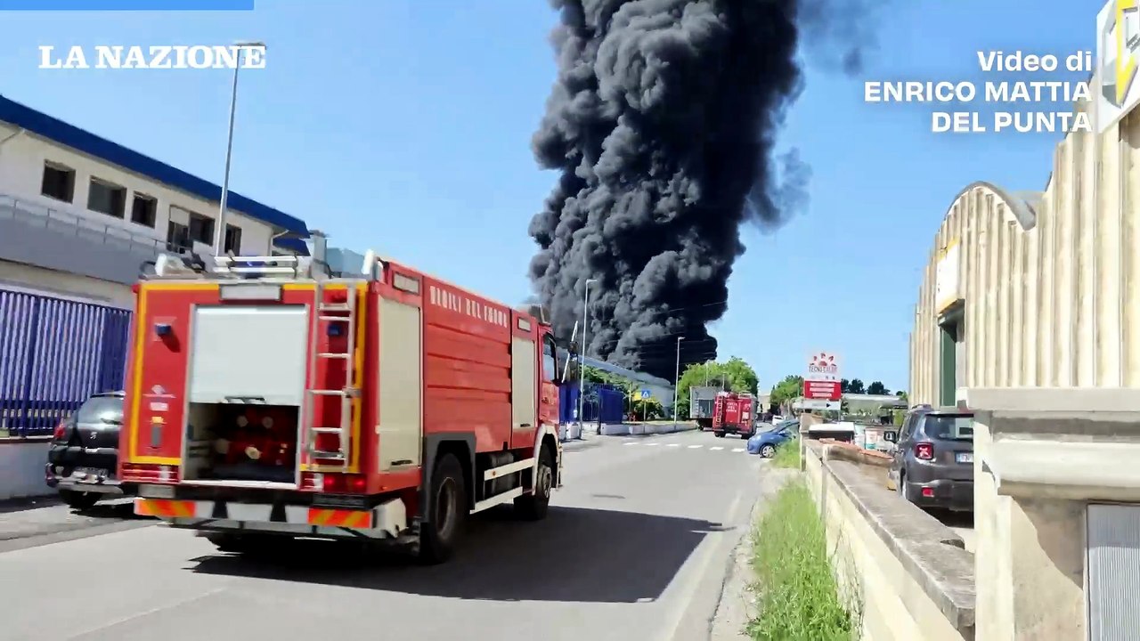 Pauroso incendio in azienda di rifiuti, colonna di fumo visibile a chilometri di distanza. “Chiudete le finestre e spegnete i condizionatori”