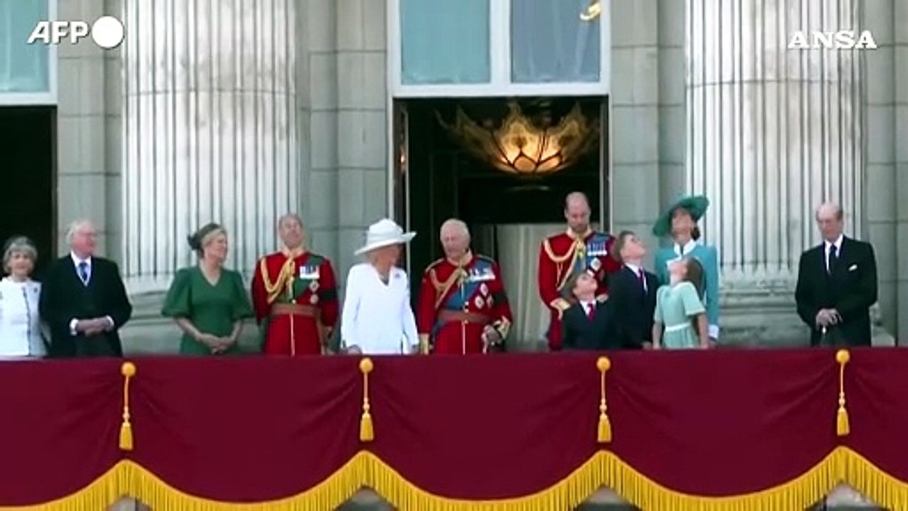 Lo sguardo gelido di Kate al Trooping The Colour e l’occhiata di Charlotte. Stavolta i reali non hanno fatto finta di niente