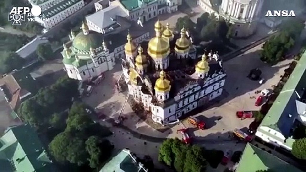 Kiev, brucia la Cattedrale della Dormizione centrata da un missile. Mosca: “Colpita da un Patriot Usa difettoso”. Ma è stata una notte di fuoco su tutta l’Ucraina