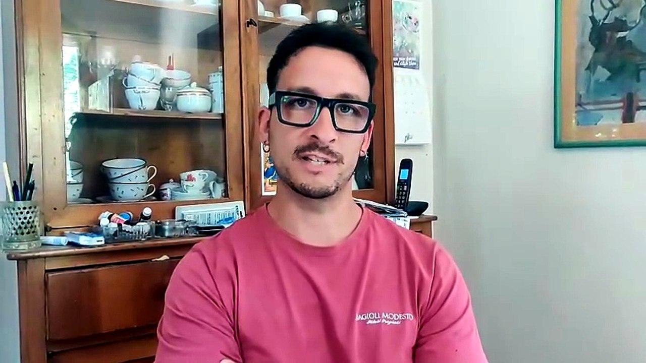 Uno squalo Mako di 2 metri all’amo di due pescatori: “Ha colpito più volte la barca, ho avuto paura”