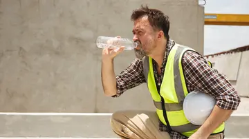 Come riconoscere il colpo di calore: dal colore della pipì alla sudorazione azzerata. I sintomi più frequenti