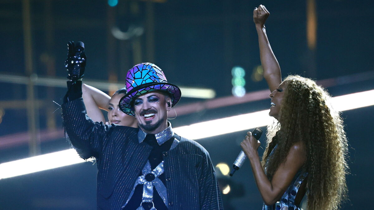 Il linciaggio social di Boy George, che dedica una canzone alle vittime del 7 ottobre