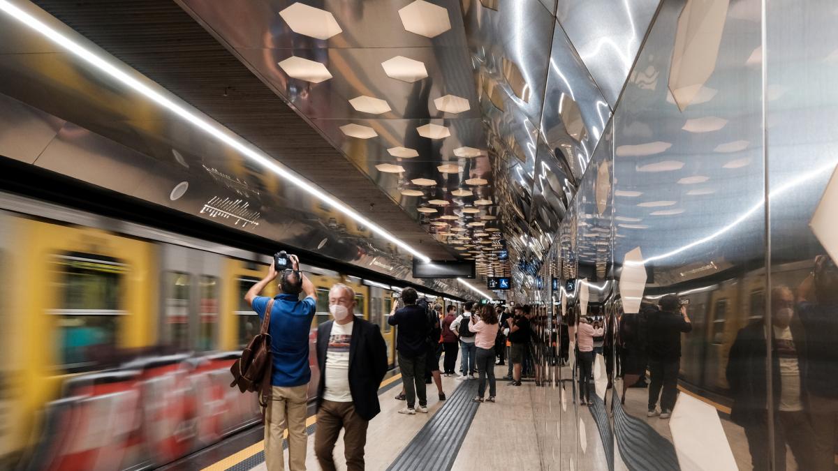 Milano, uomo sfregia una 22enne sulla banchina del metrò in Duomo: «Cosa guardi? Sono musulmano»