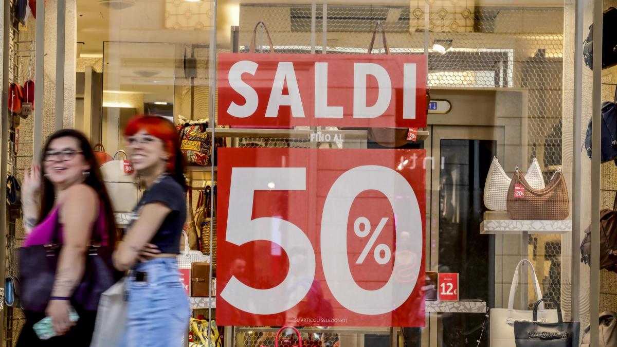 Saldi al via, che cosa comprare con i ribassi: dall'abito in lino alla borsa in rafia. I consigli per l'acquisto giusto