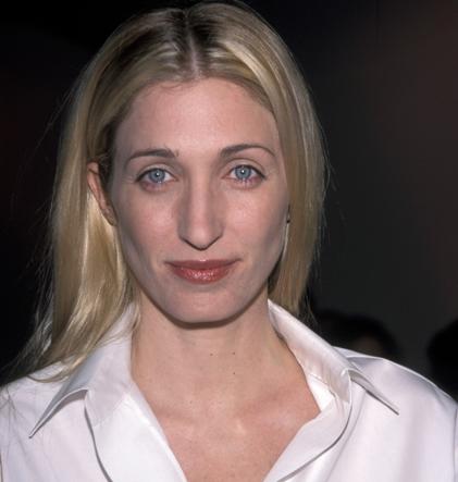 Carolyn Bessette, già compagna di Alessandro Benetton, sposò poi John Fitzgerald Kenndy Jr.: è morta con lui in un incidente aereo nel 1999