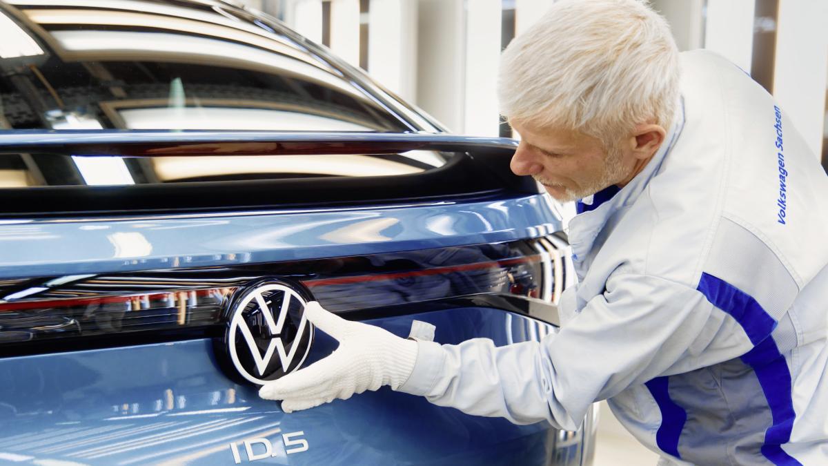 Auto tedesca, persi 50 mila posti in un anno: estate di proteste in vista di nuovi tagli, la situazione in Mercedes, Volkswagen e Bmw