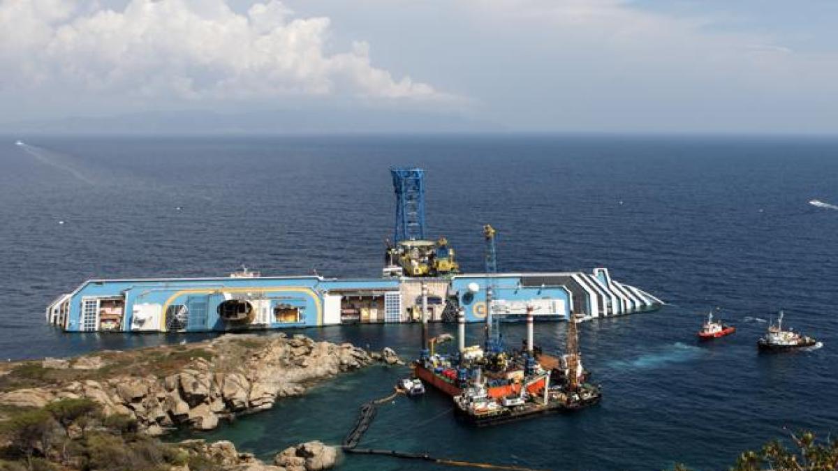 Costa Concordia, storia di un naufragio: le tre bugie di Schettino, il ruolo del capo maître, la bufala a luci rosse. E i morti dimenticati