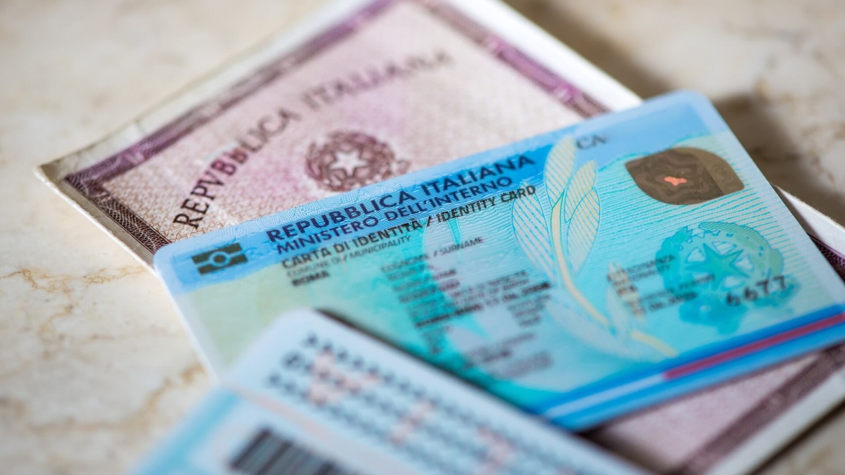 Carta d’identità, le novità: altra proroga per il documento cartaceo (ma in banca servirà quella elettronica)