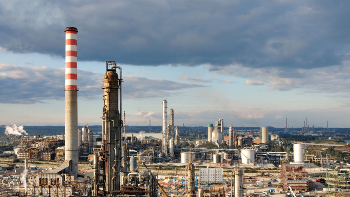 Raffinerie sotto tiro, lo «spread del petrolio» su mercati e governi (fattore delle guerre in corso)