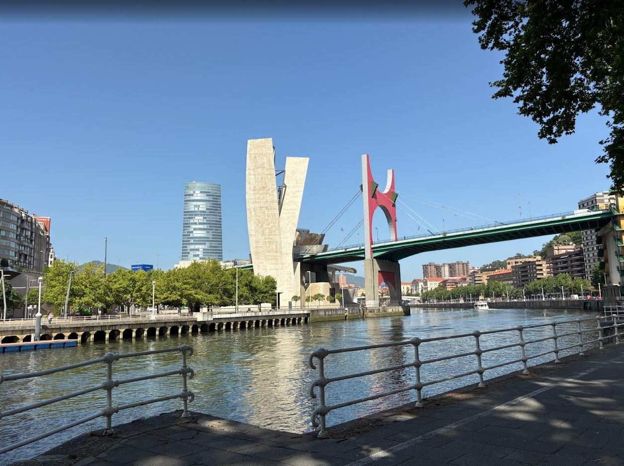 Bilbao, la quercia di Guernica e la rinascita (nel segno delle archistar): la città dove l’acciaio è diventato arte