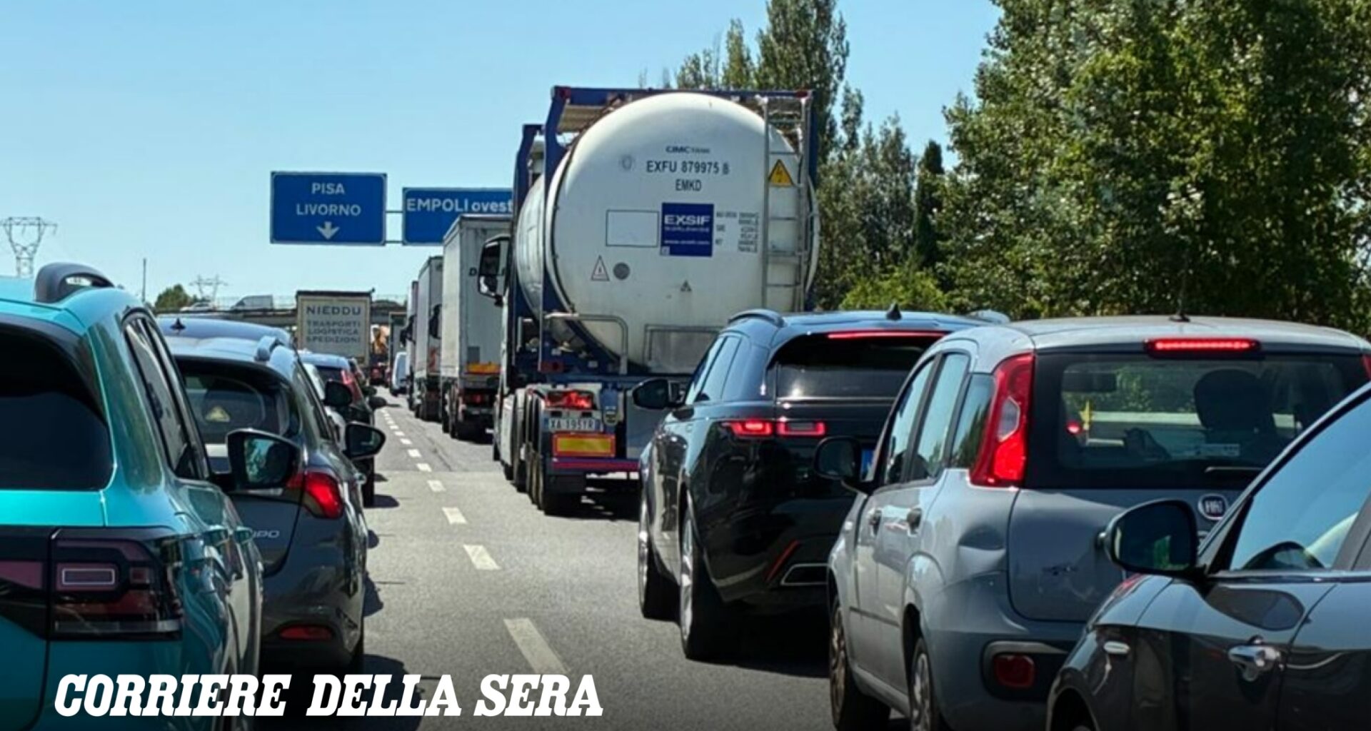 Fi-Pi-Li, cede un tratto di asfalto: chiusa d’urgenza la strada in direzione mare, code a caos traffico. Alle 19 la parziale riapertura