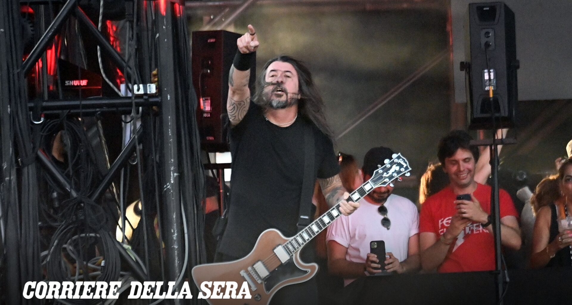Foo Fighters, ritorno trionfale dopo 8 anni davanti a 65mila persone, tra rock'n'roll dritto al punto (e un omaggio al Leoncavallo)