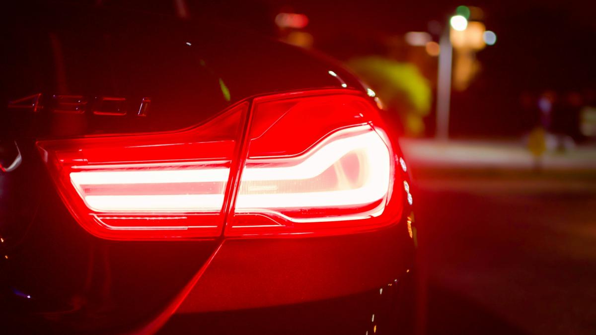 Luci di stop lampeggianti obbligatorie sulle auto nuove: cosa cambia dal 7 luglio