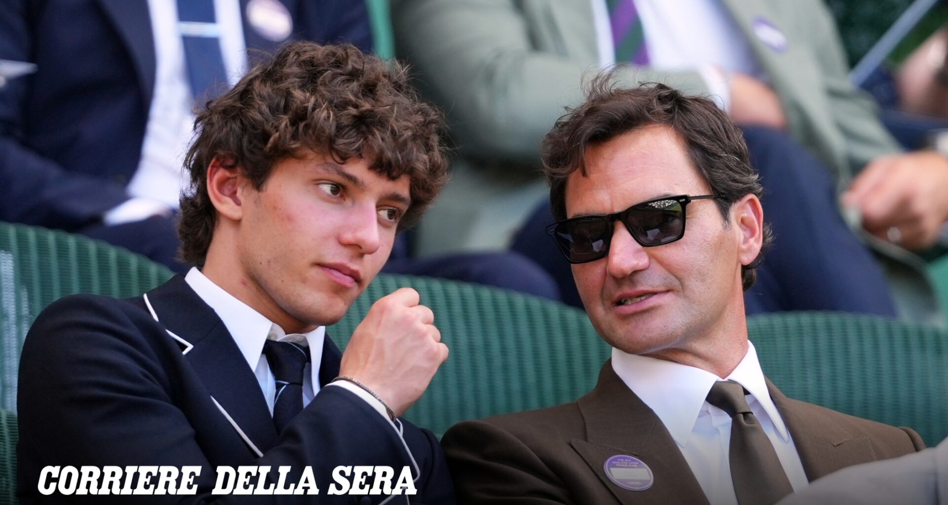 Kimi Antonelli a Wimbledon: il pilota italiano di Formula 1 in giacca e cravatta al torneo insieme a Federer