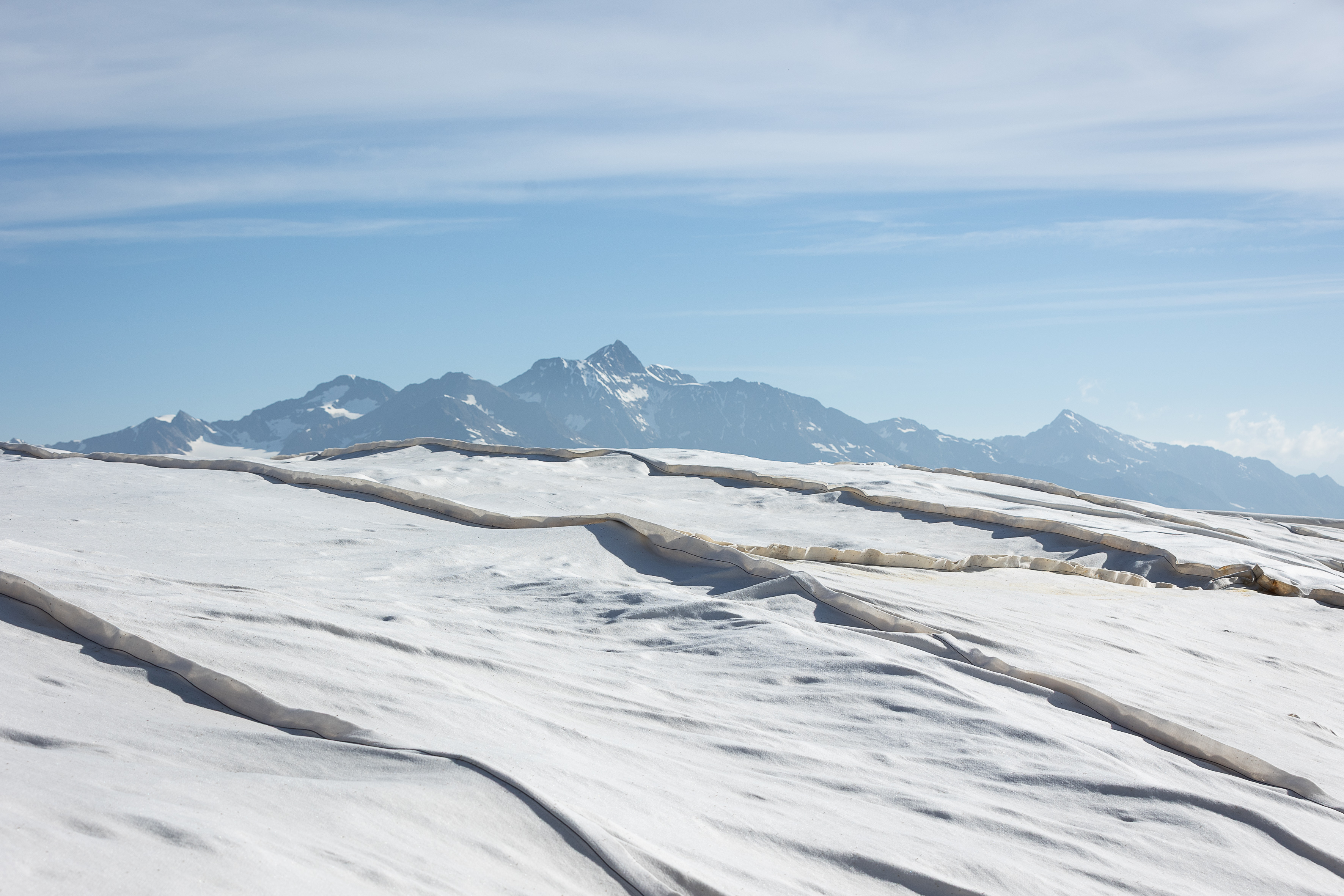Val Senales, teli in cellulosa per salvare il ghiacciaio: così l'economia circolare sale in quota