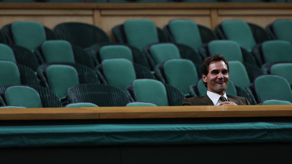 Federer a Wimbledon: sketch con Antonelli, poi resta solo nel Royal Box