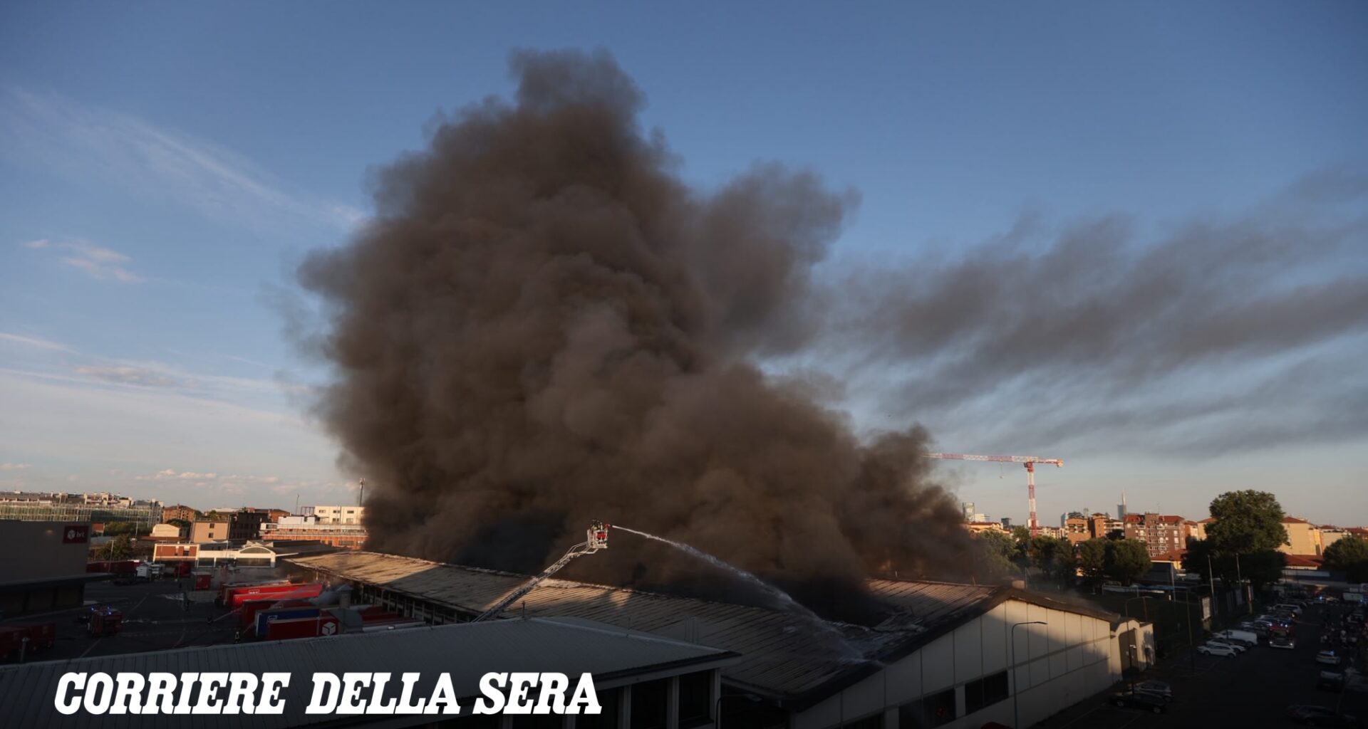 Milano, incendio alla Bartolini in Bovisa: le esplosioni e poi la colonna di fumo visibile a chilometri di distanza