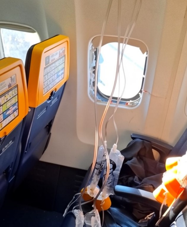 Ryanair, si rompe il finestrino in volo: passeggero trattenuto