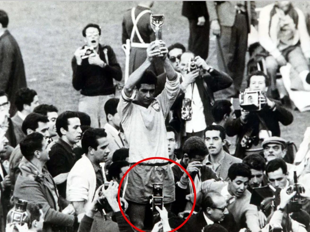 «É un cellulare quel dettaglio nella foto dei Mondiali del 1962?»: le teorie (bufale) del viaggiatore nel tempo