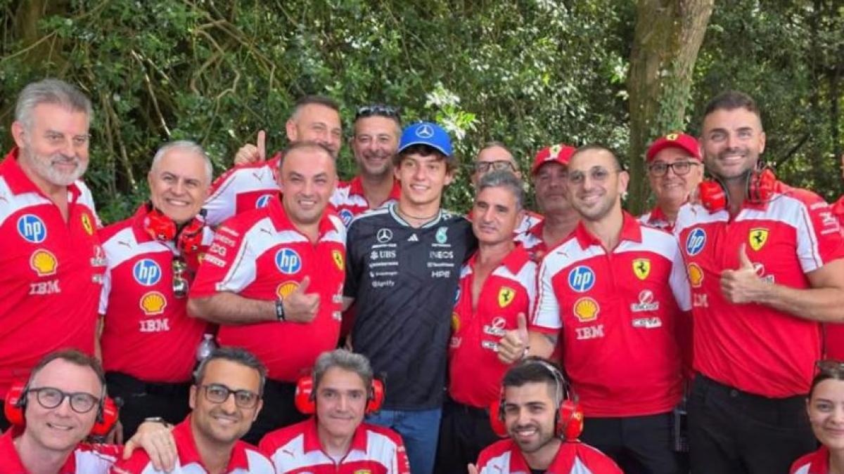 Kimi Antonelli e la foto coi meccanici Ferrari