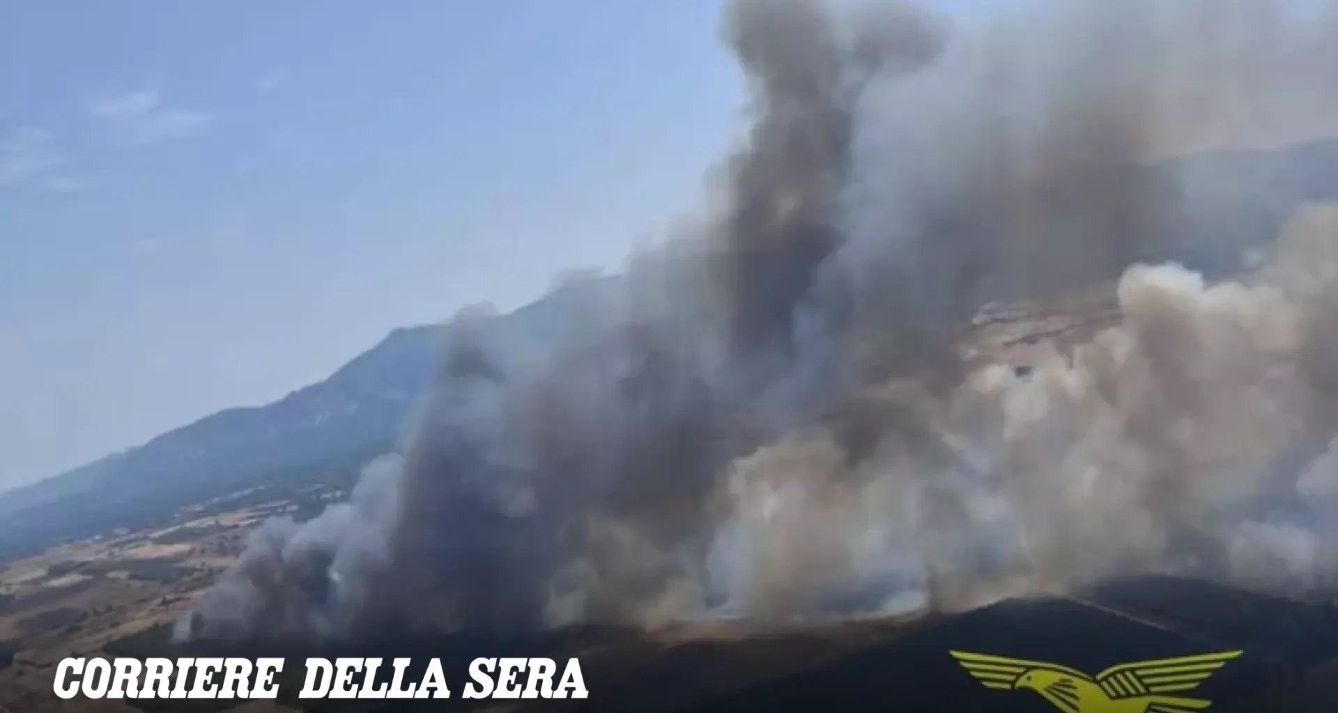 Incendi in Sardegna, fiamme alle porte di Olbia: chiuso per alcune ore l'aeroporto Costa Smeralda. Voli dirottati su Cagliari e Alghero