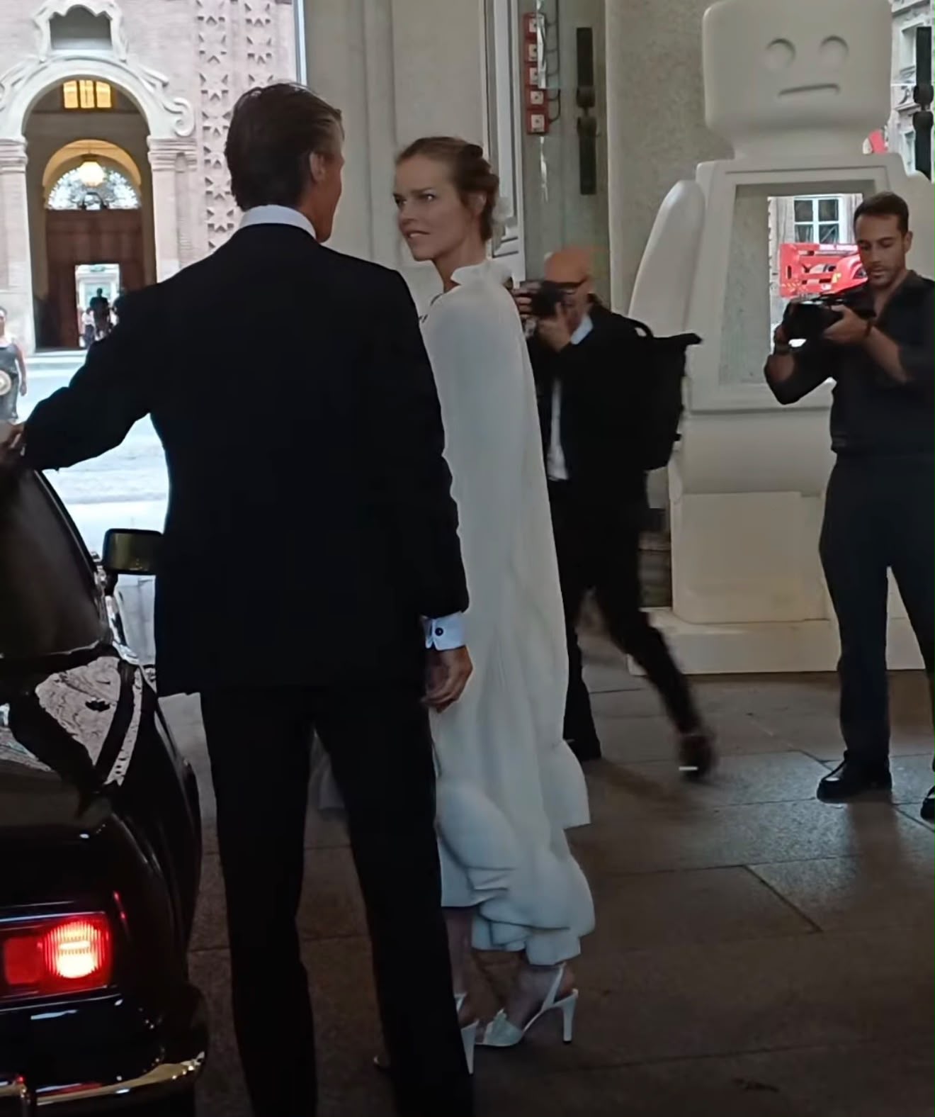 Eva Herzigova, le prime foto della sposa: abito midì bianco con balza e fiore nei capelli