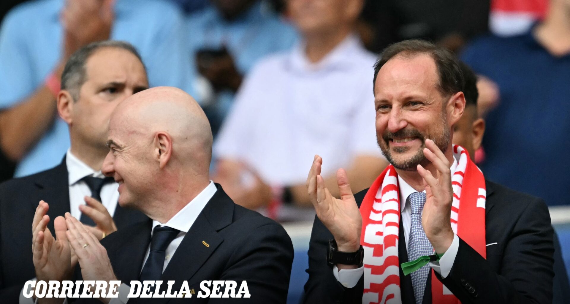 Il principe Haakon di Norvegia e Sir David (Beckham) con Lady Victoria allo stadio per Norvegia Inghilterra