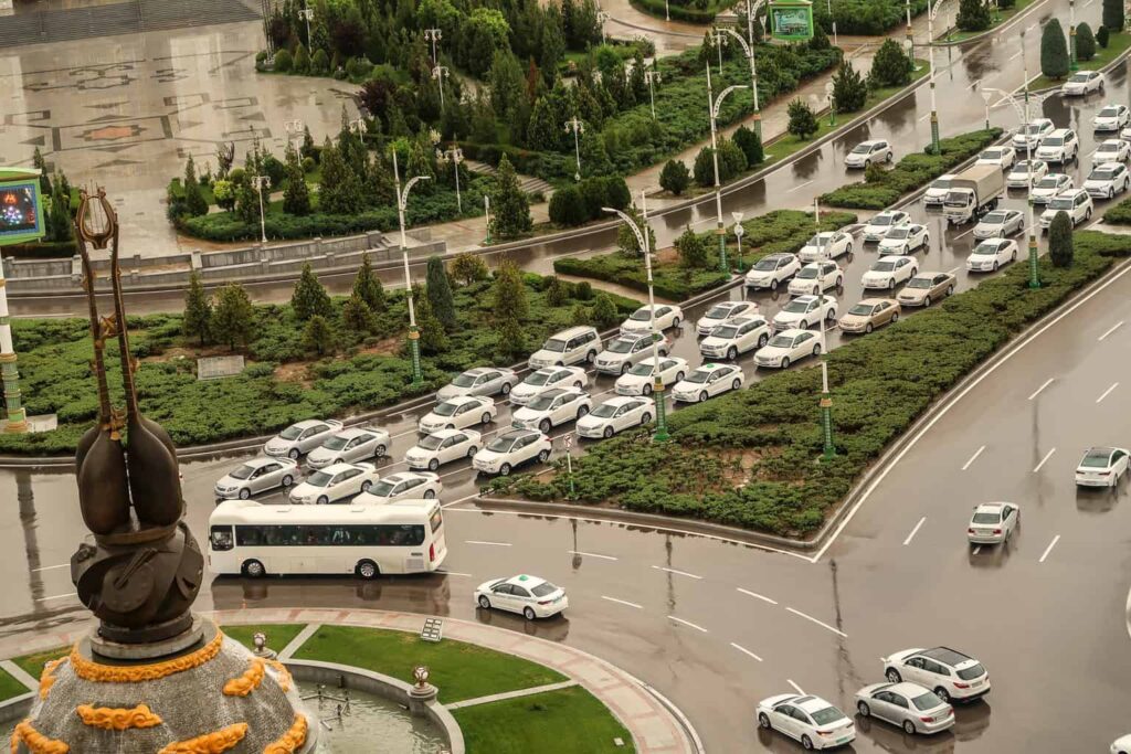 La città dove le auto sono tutte bianche per legge e chi trasgredisce se la ritrova sequestrata
