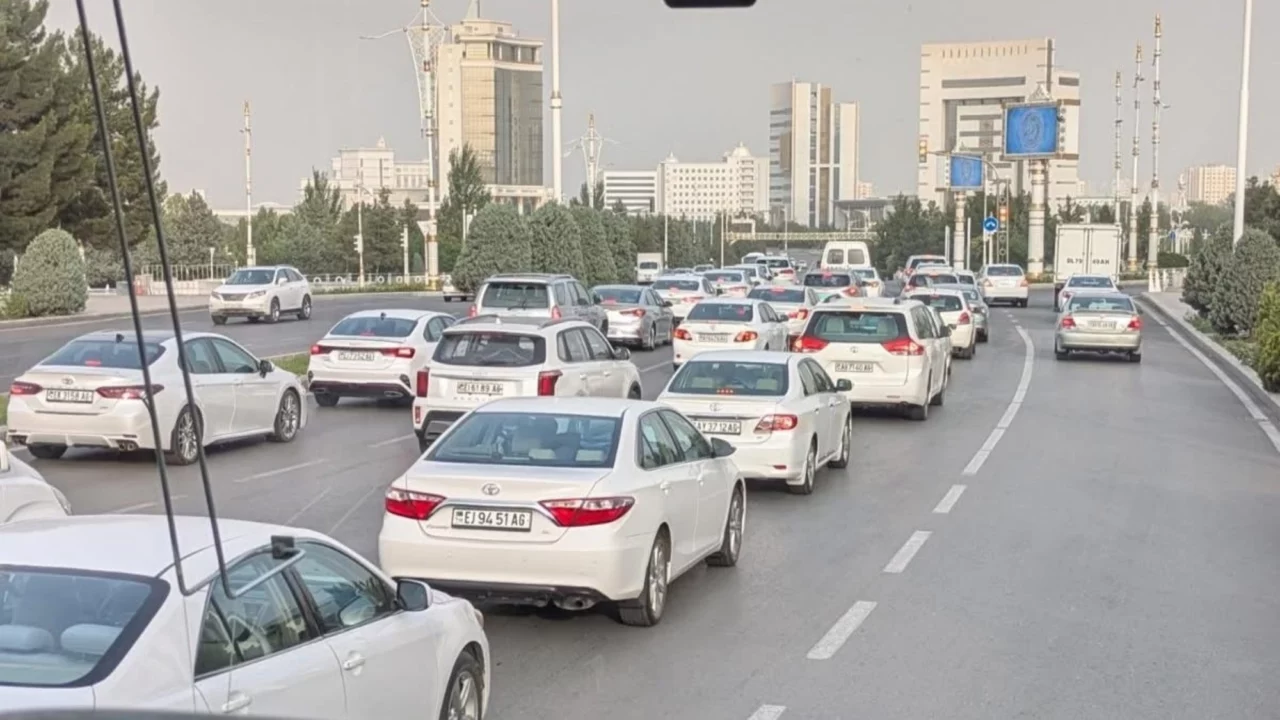 La città dove le auto sono tutte bianche per legge e chi trasgredisce se la ritrova sequestrata